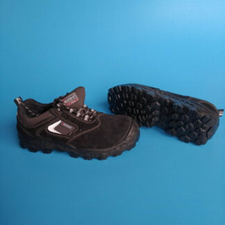 Low, suede shoe with COFRA safety toe cap